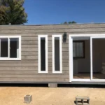 Cabaña Pequeña ‘BaseCamp’ – Refugio Moderno de 15m² (6×2.5m)