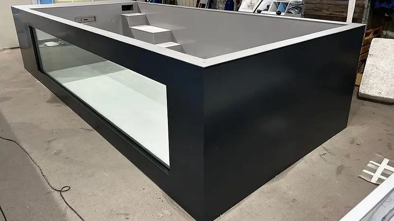 Piscina-De-Polipropileno-De-65-Mx-25-M-Con-Ventana-De-4-M-.CK_.jpeg Piscina de Polipropileno ElitePool Sport & Spa 6.5×2.5m con Ventana Panorámica de 4m - Imagen 1