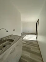 Cabaña Modular Edison – 8x3m con Dormitorio y Baño Completo - Imagen 3
